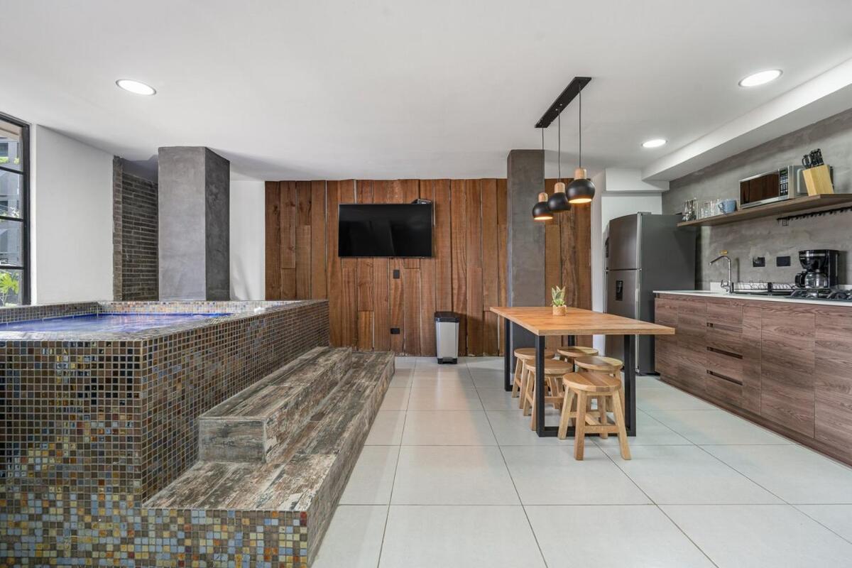 Nowa Arya Ph - Huge Hot Tub & Ac Steps From Lleras Park Apartamento Medellín