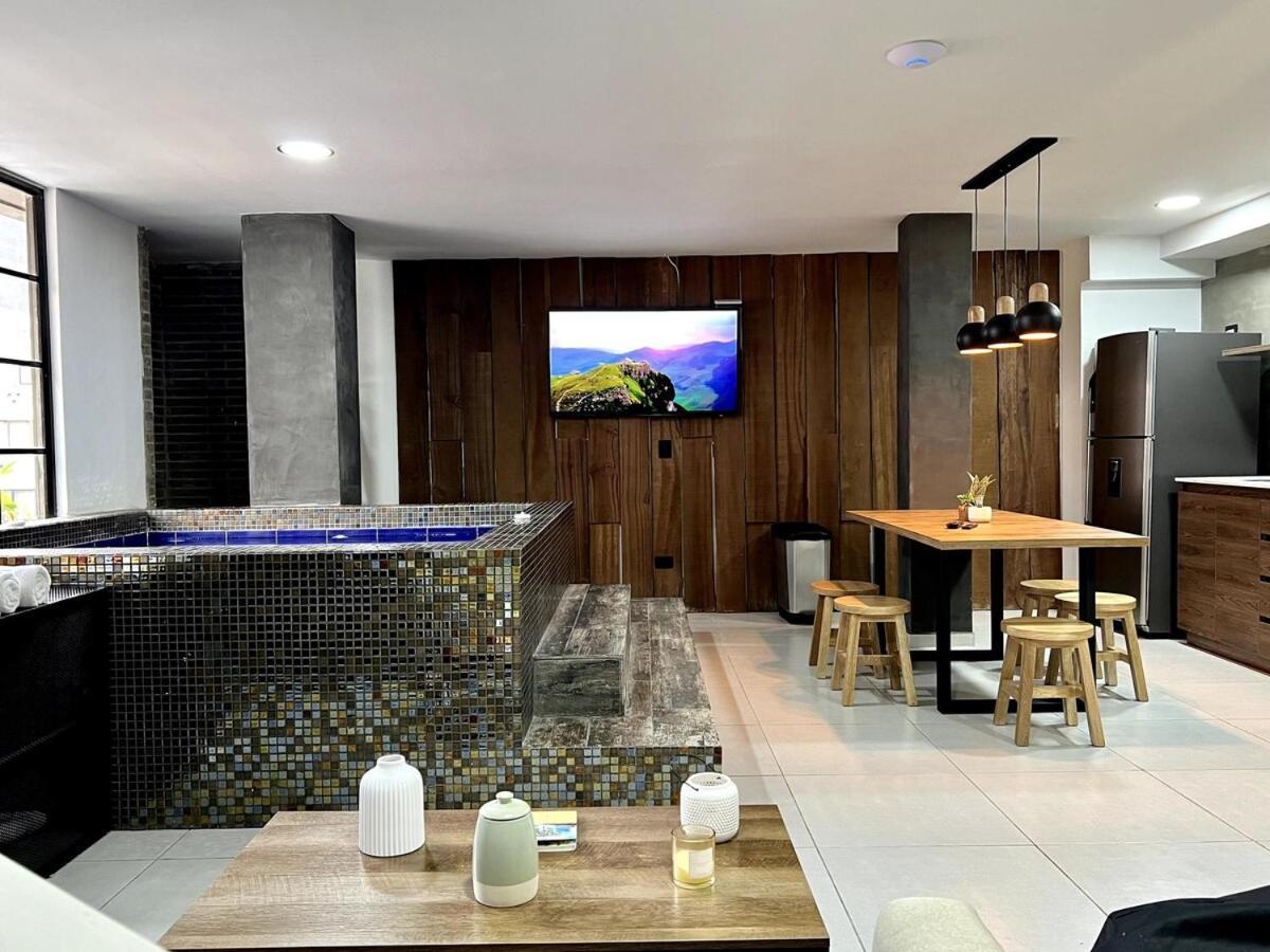 Nowa Arya Ph - Huge Hot Tub & Ac Steps From Lleras Park Apartamento