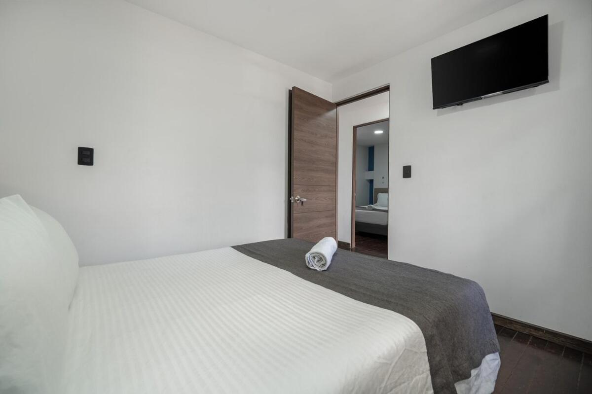 Nowa Arya Ph - Huge Hot Tub & Ac Steps From Lleras Park Apartamento Medellín