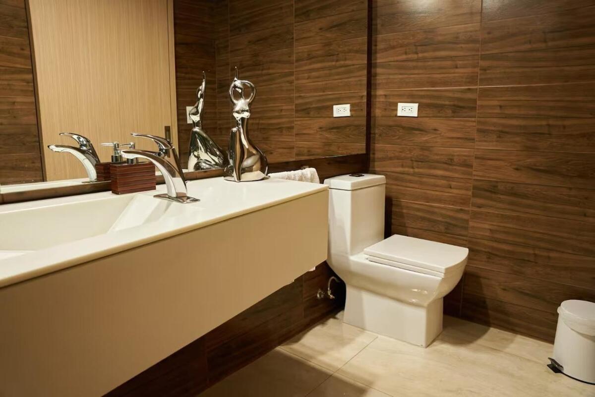 Amazing Ph In Poblado 5bd & Heated Pool! Apartamento Medellín
