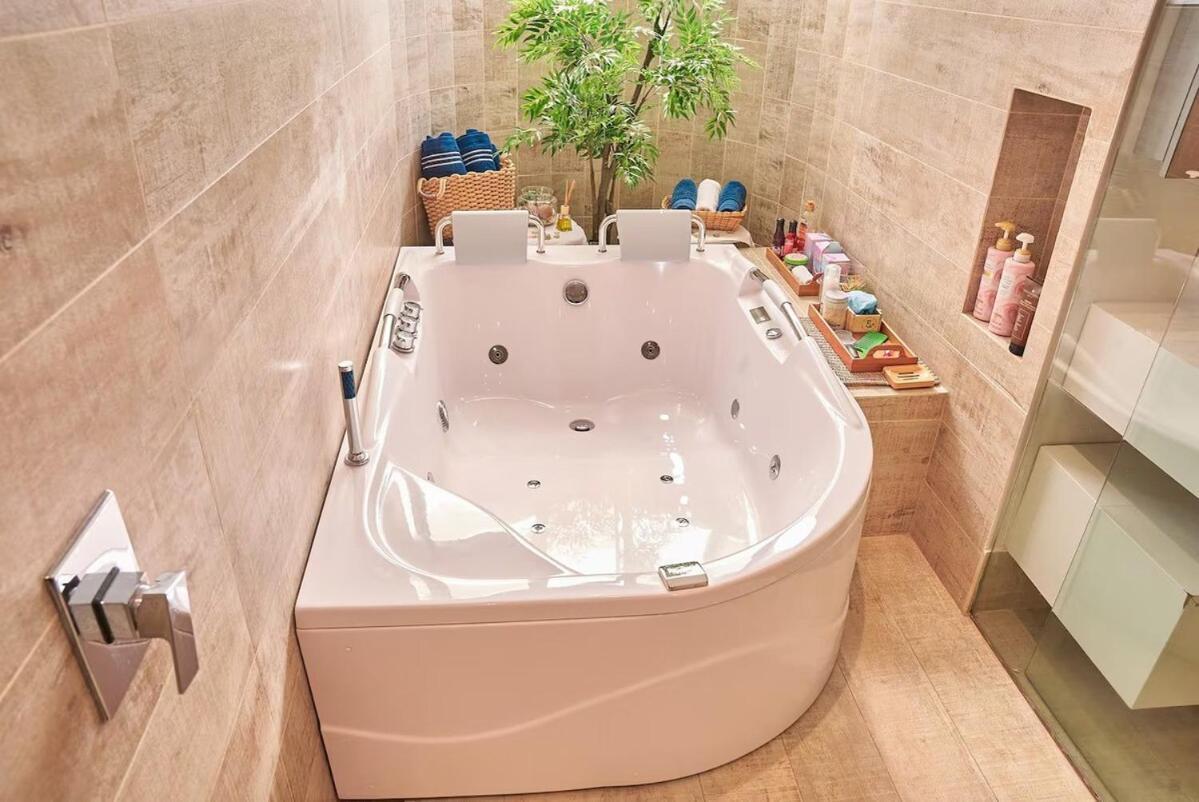 Apartamento Amazing Ph In Poblado 5bd & Heated Pool! Medellín