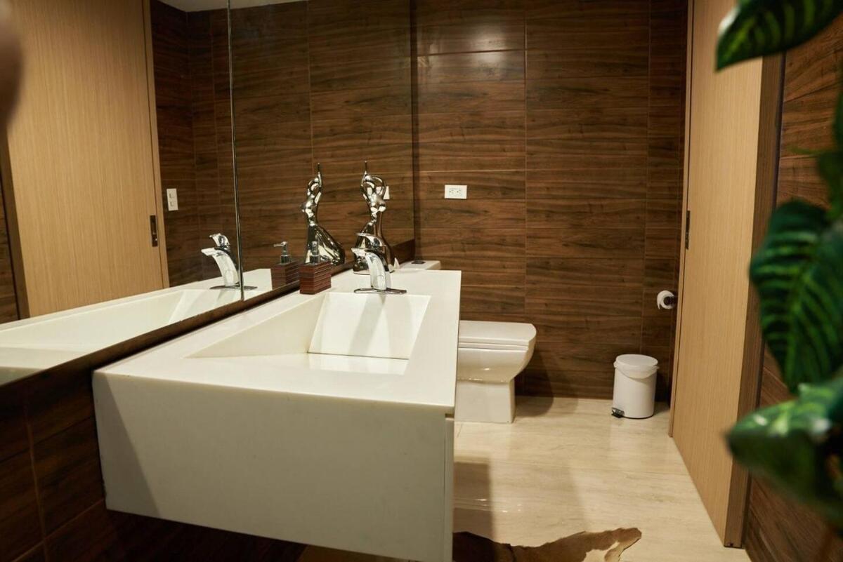 Apartamento Amazing Ph In Poblado 5bd & Heated Pool! Medellín