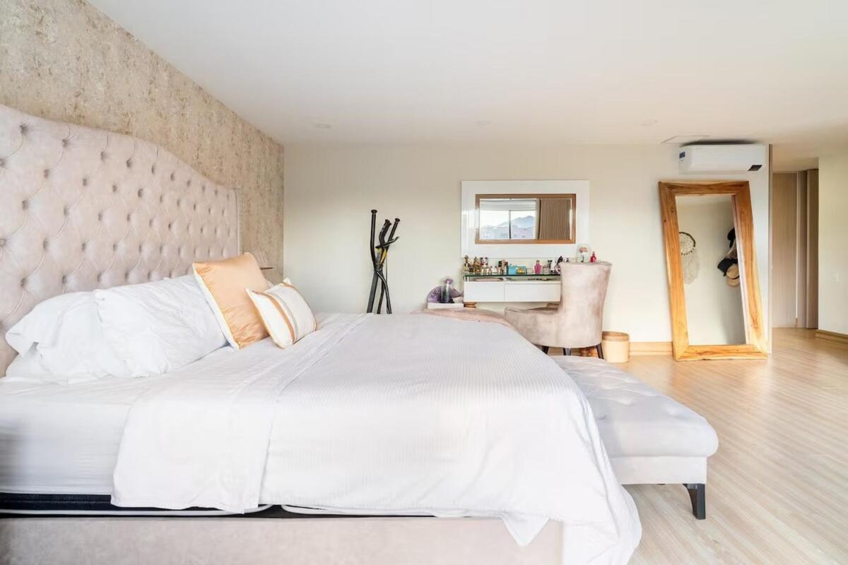 Apartamento Amazing Ph In Poblado 5bd & Heated Pool!
