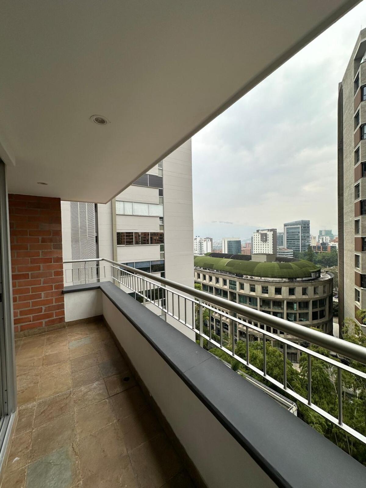En El Poblado Junto Al Cc Santa Fe Apartamento Medellín