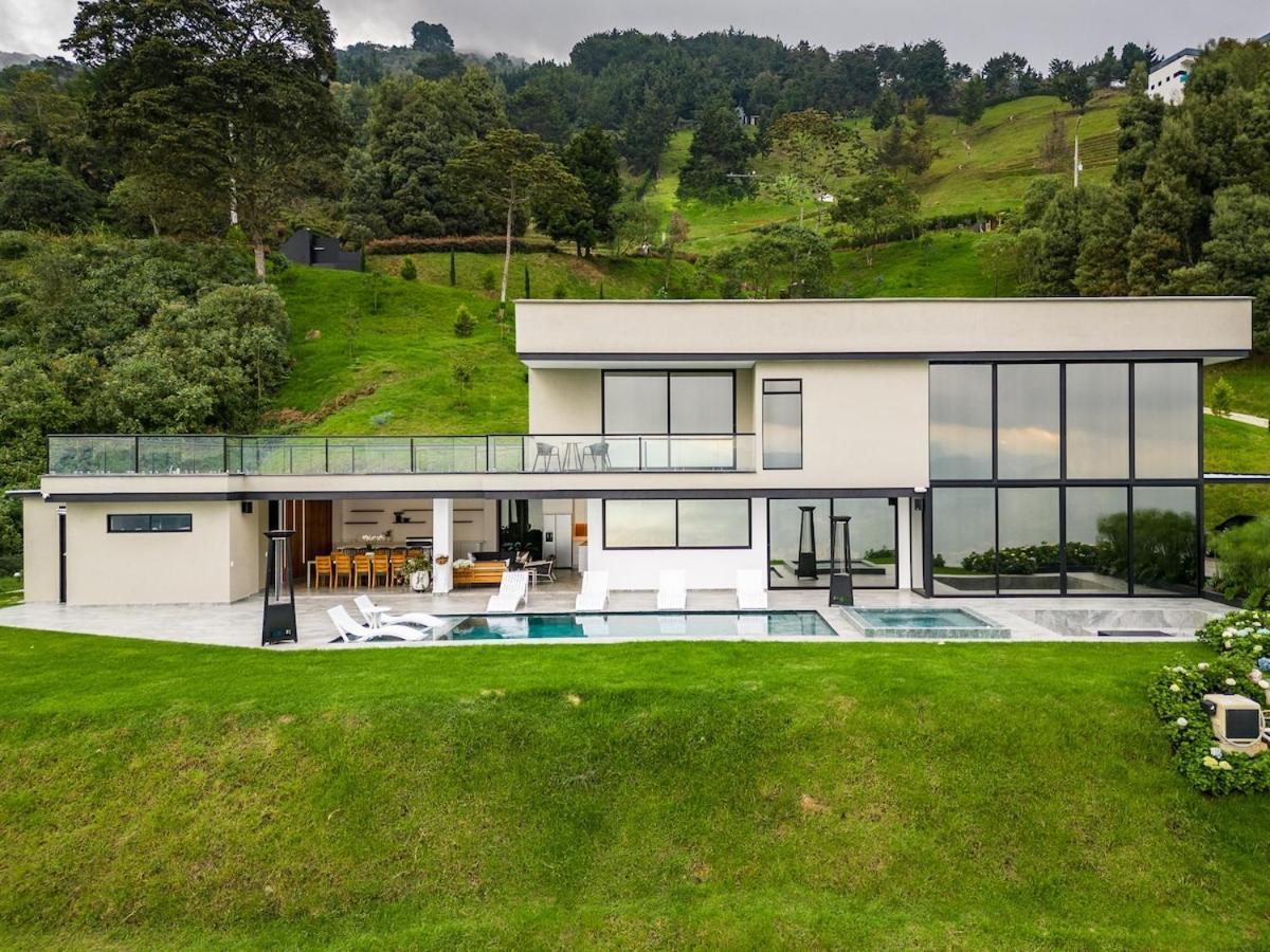 Exquisite Retreat In Villa *