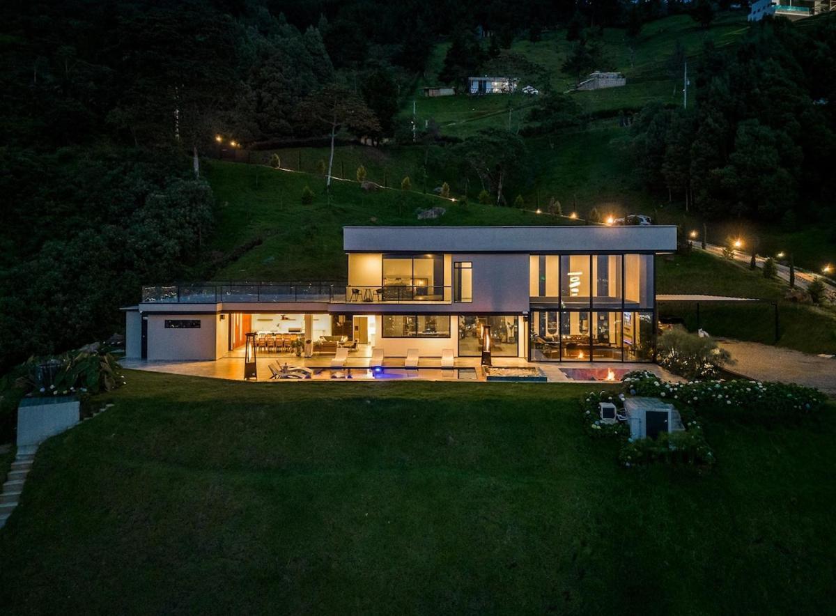 Exquisite Retreat In Villa *