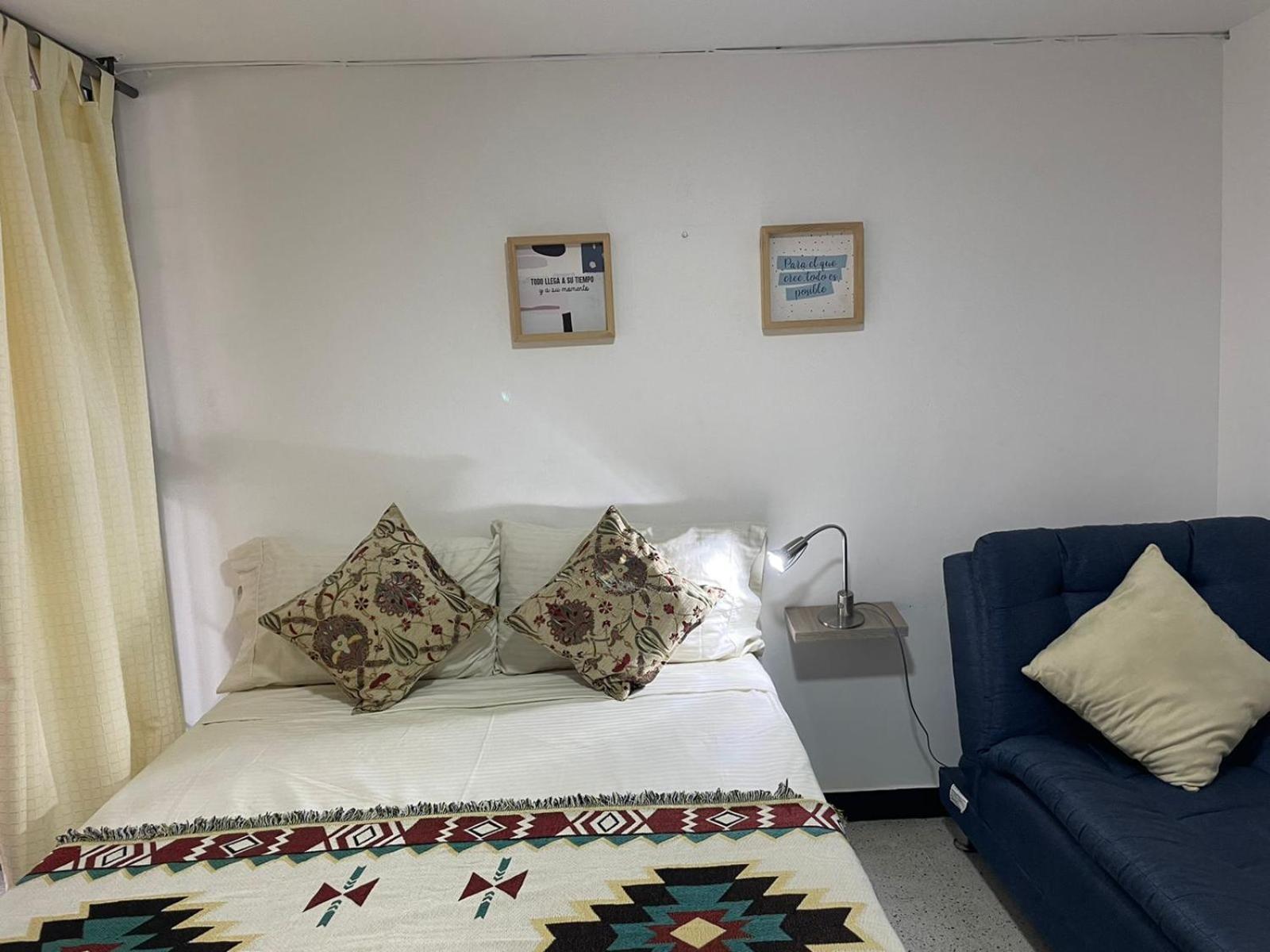 Apartamento Loft Central, Cerca A Laureles Guarda Meletas Gratis!! *