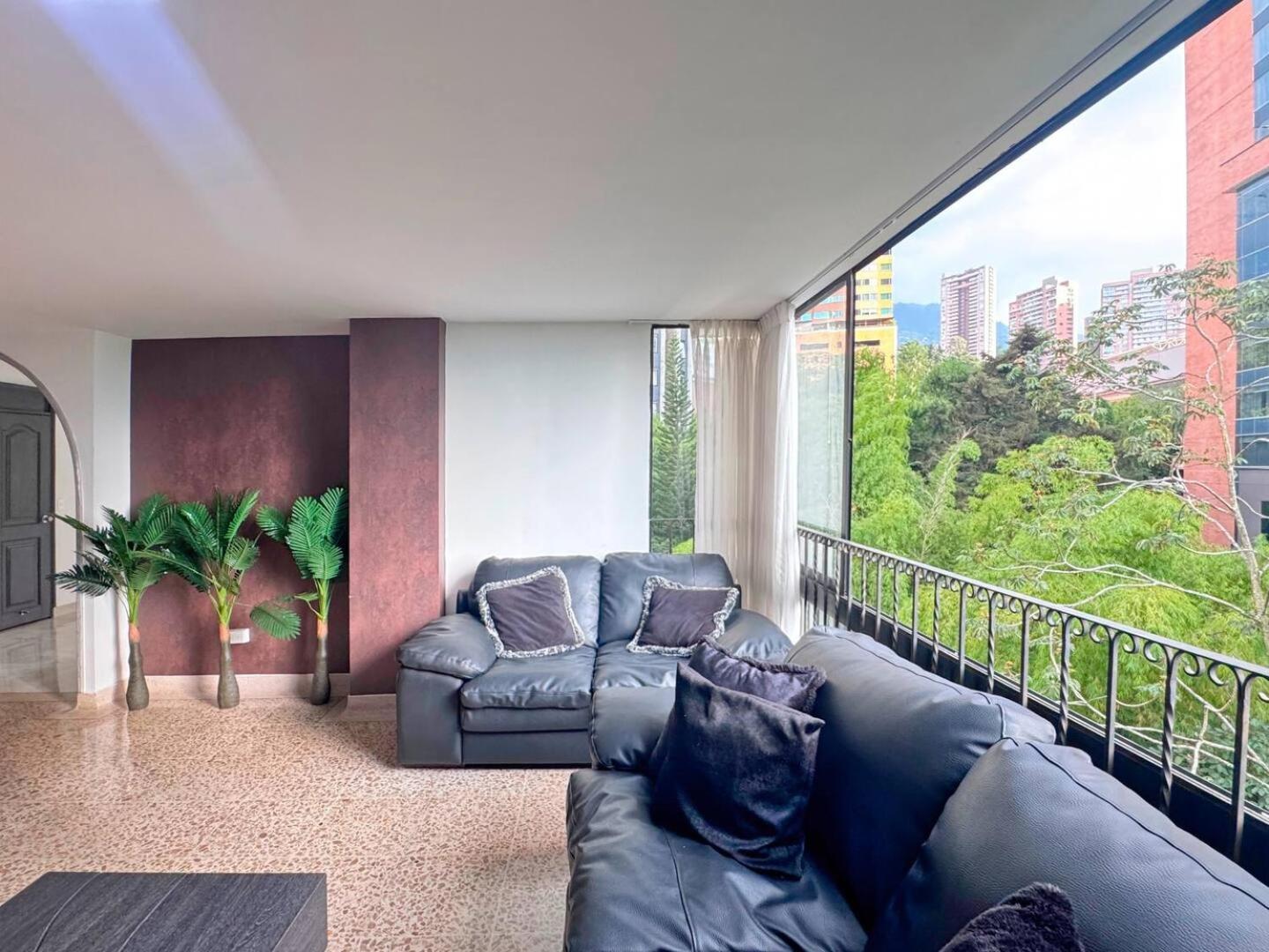 Сasa de vacaciones 4br 232 M In El Poblado, El Tesoro Medellín