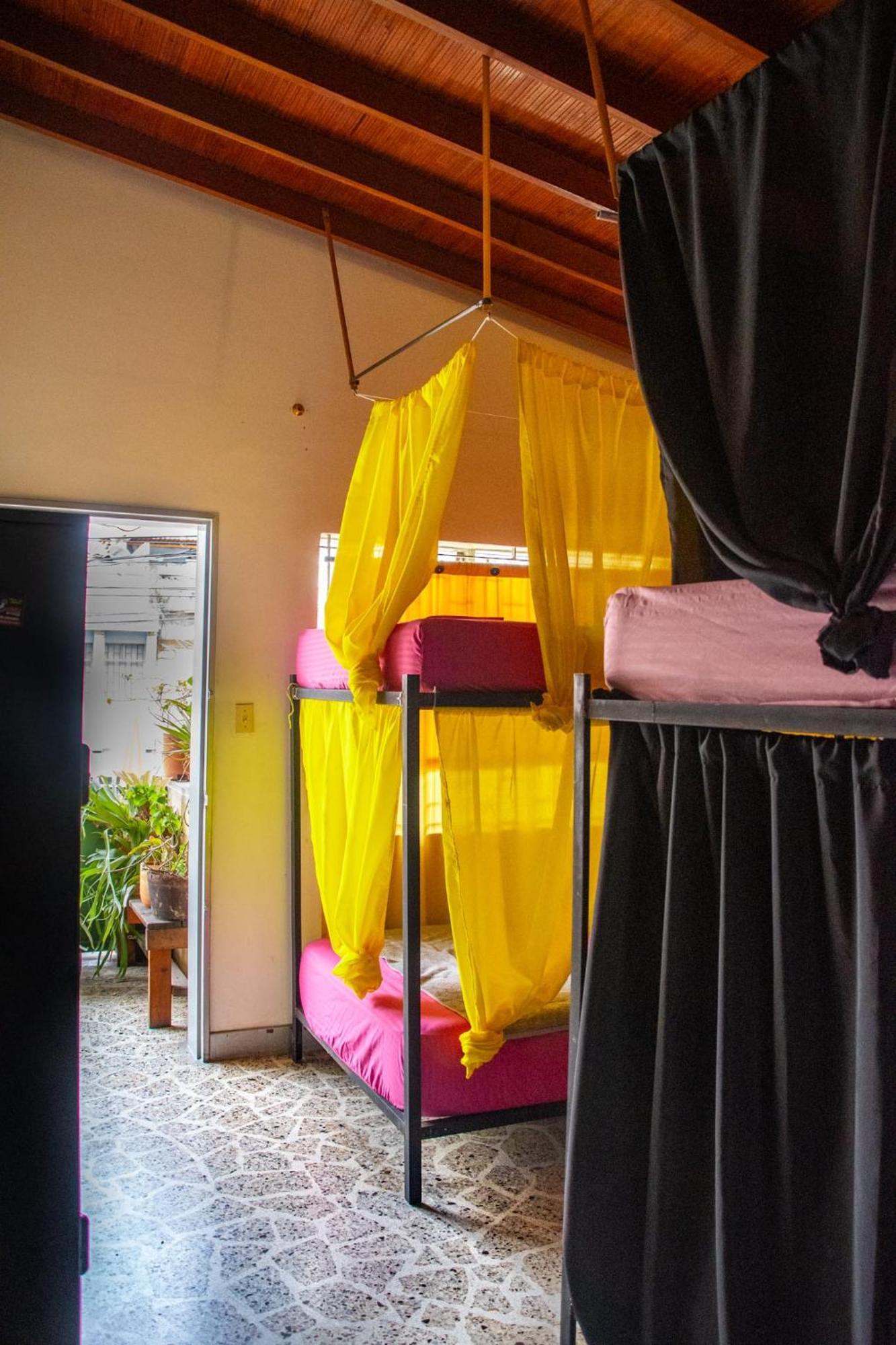 Pensión Casa Almarita - Hostal, Bar Y Restaurante Medellín