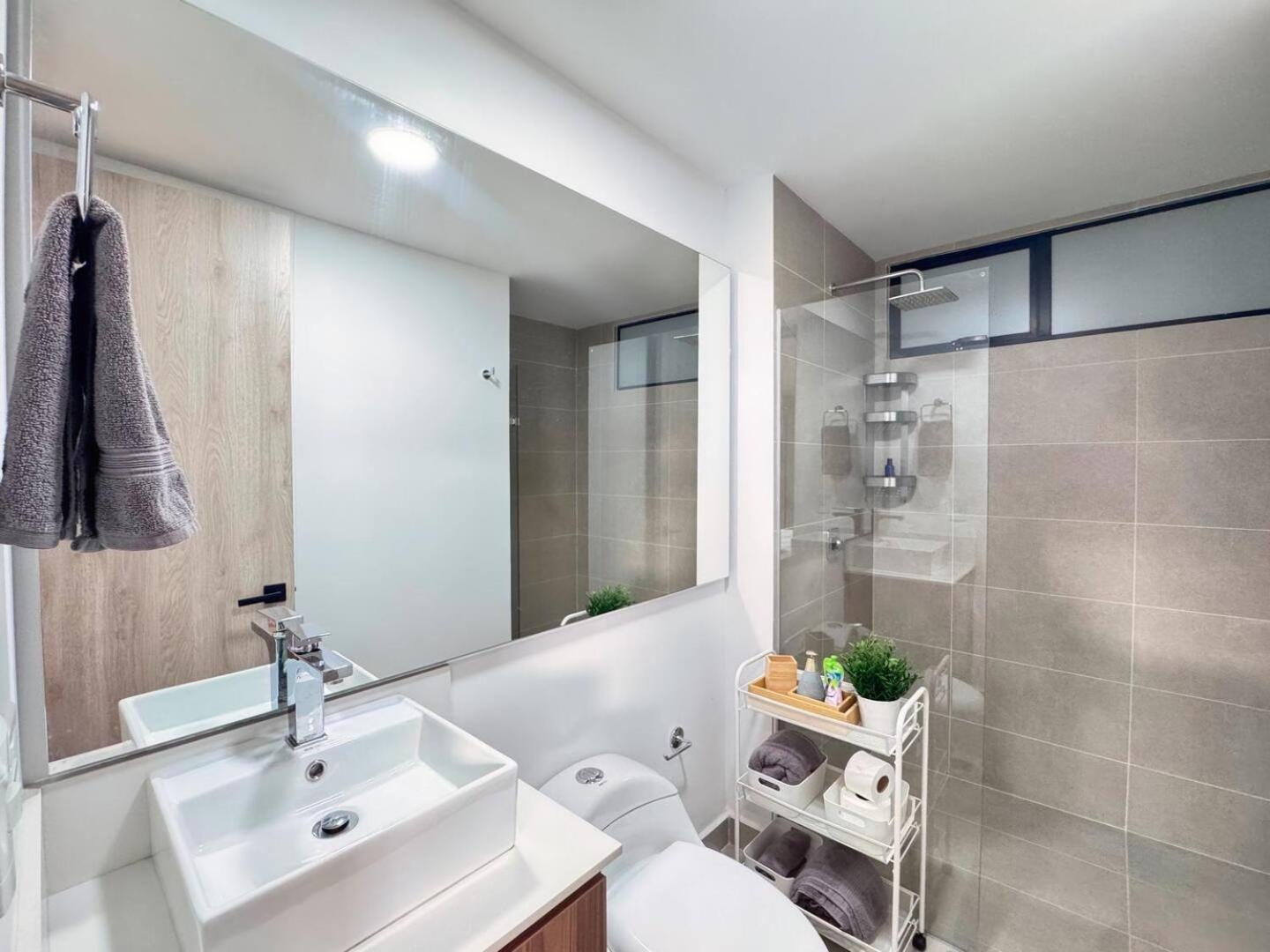 Apartment 1br Near Unicentro, Upb & 2nd Parque Laureles Medellin