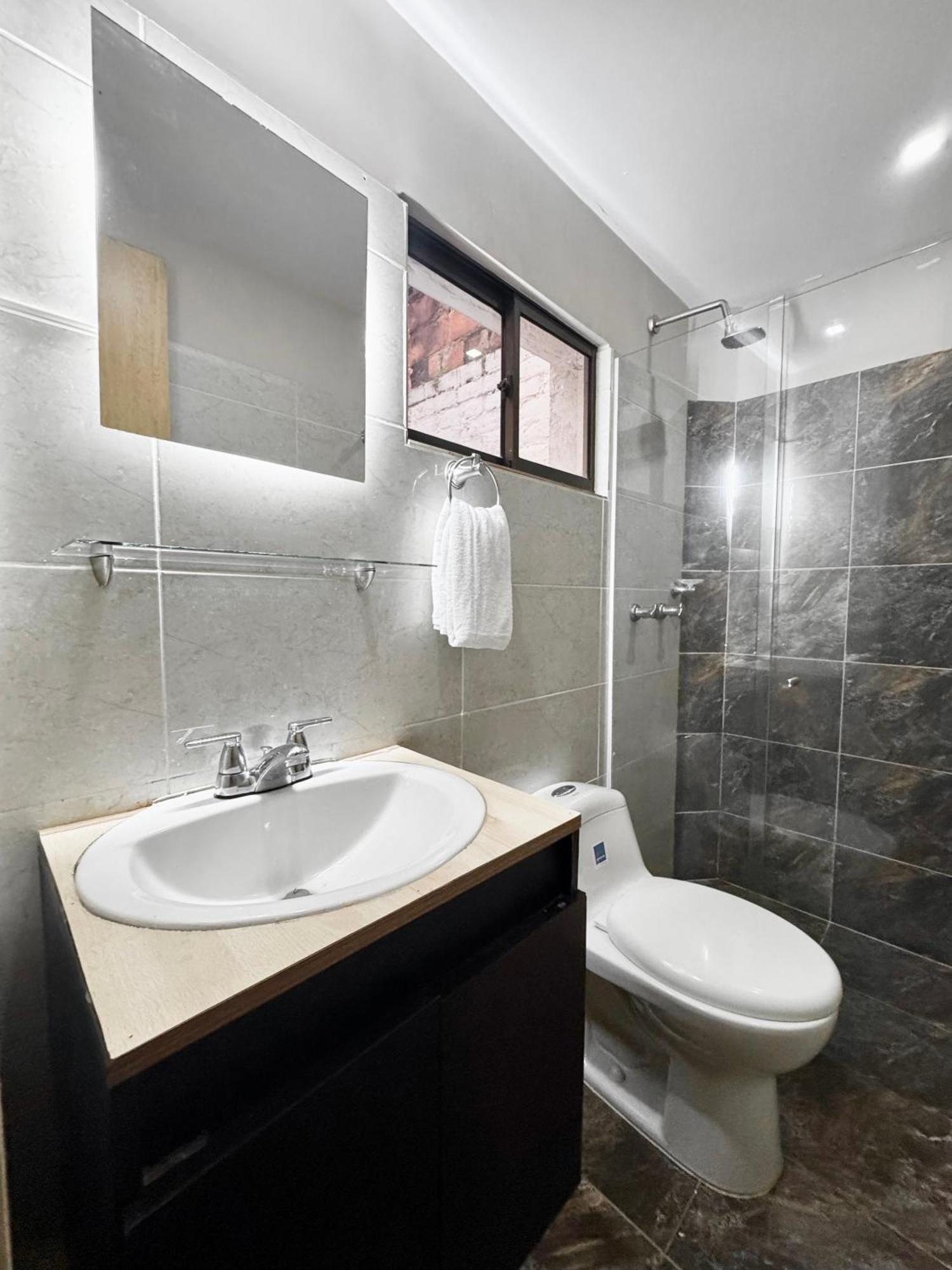 El Poblado 4 Bedrooms 2 Bathrooms With Terrace Apartamento