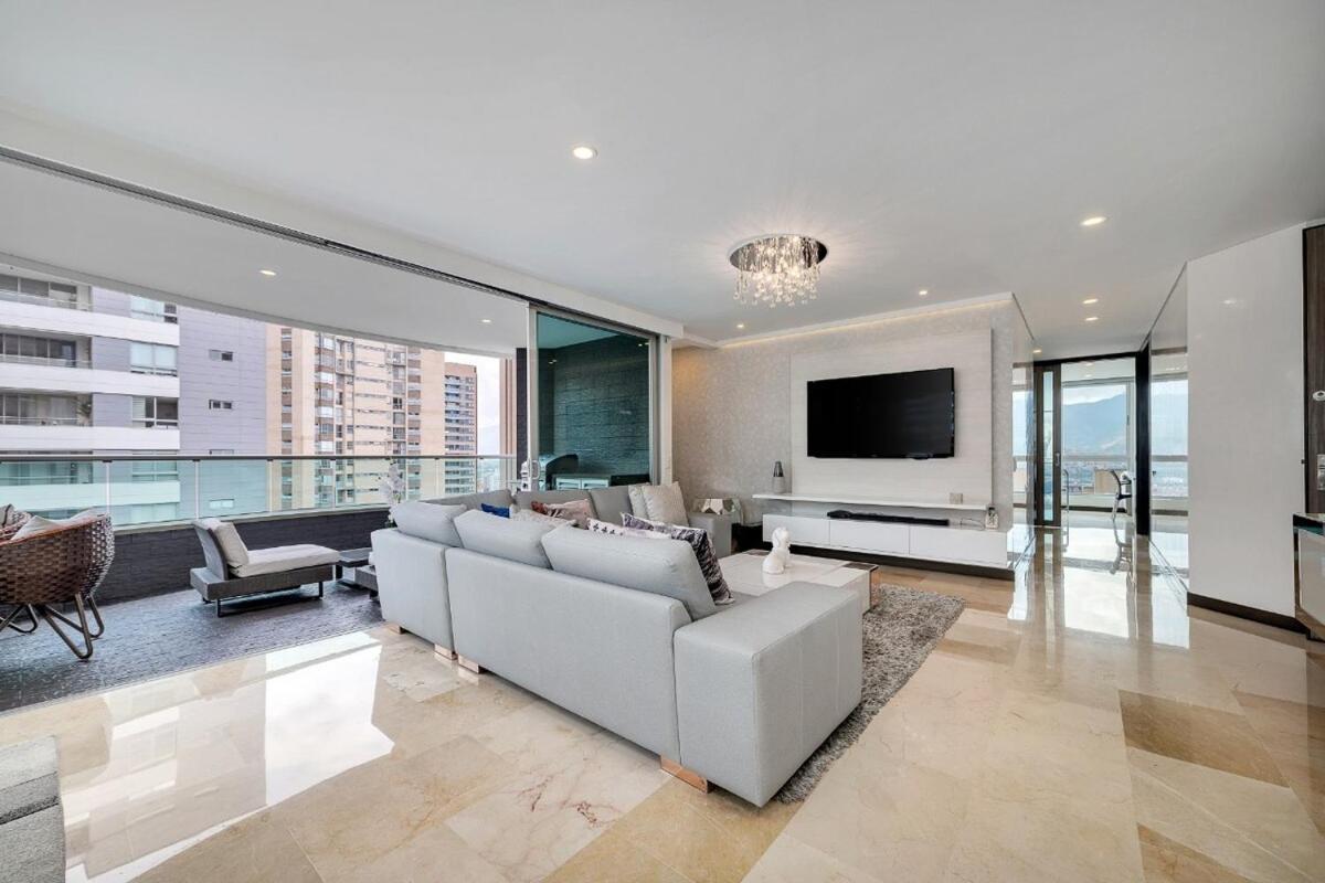 Modern & Spacious Near Provenza