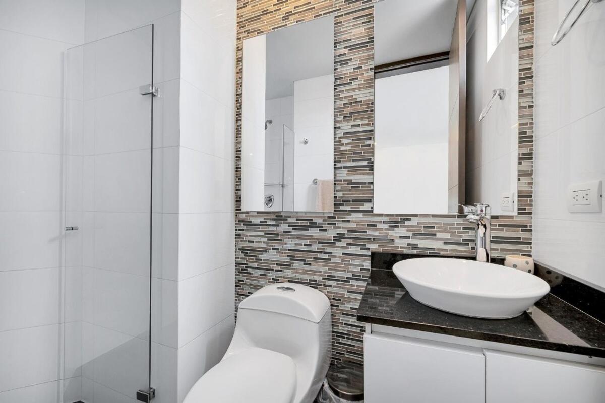 Modern & Spacious Near Provenza Apartamento