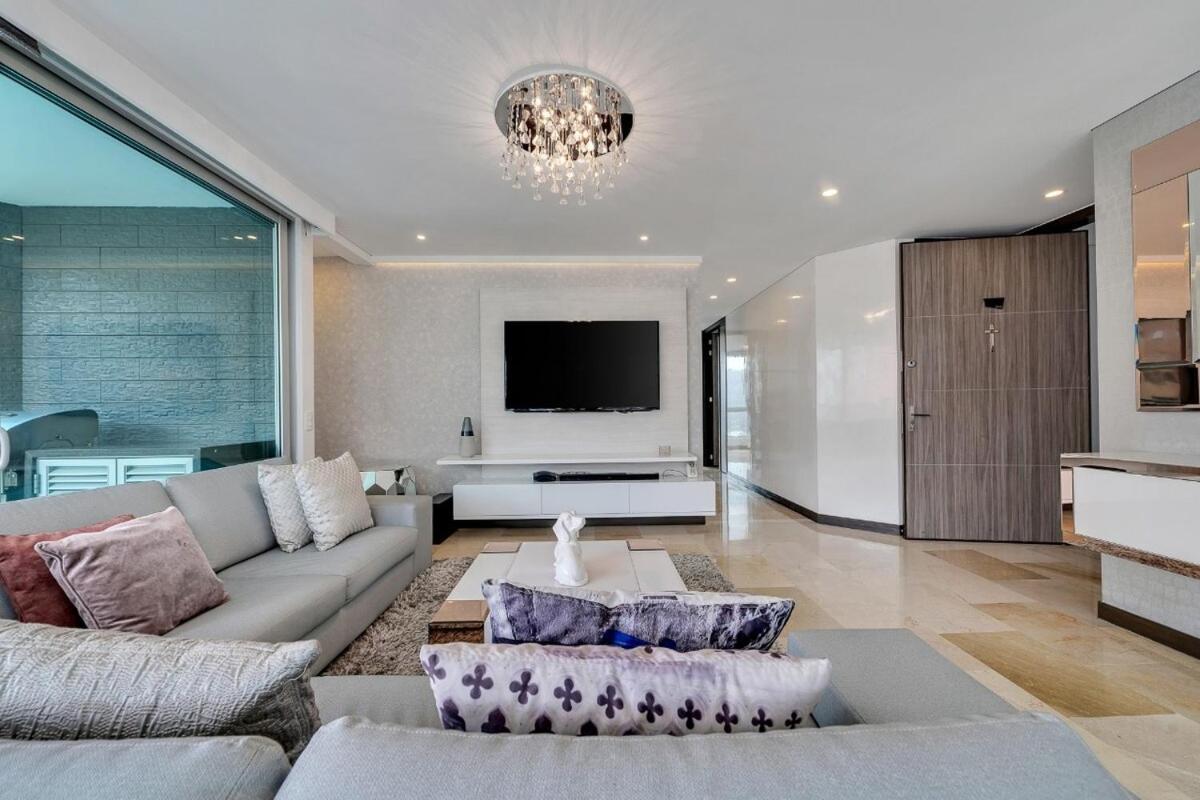 Modern & Spacious Near Provenza *