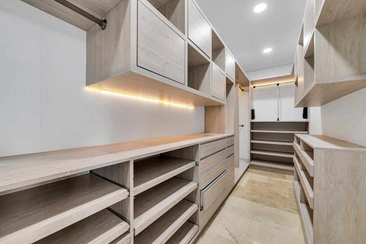 Modern & Spacious Near Provenza Apartamento
