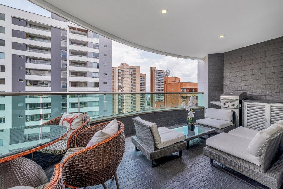 Modern & Spacious Near Provenza Apartamento