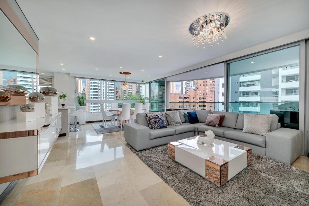 Modern & Spacious Near Provenza Apartamento