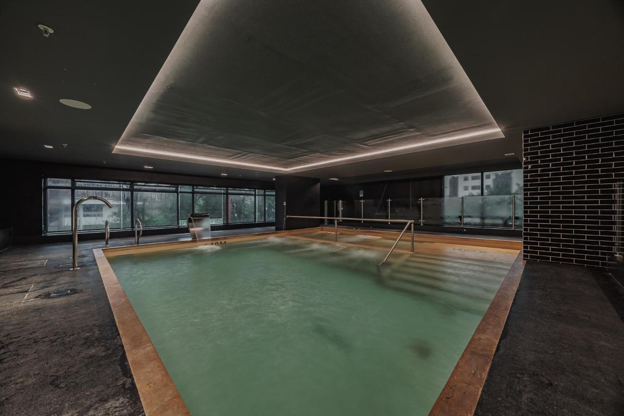 Hotel Versus