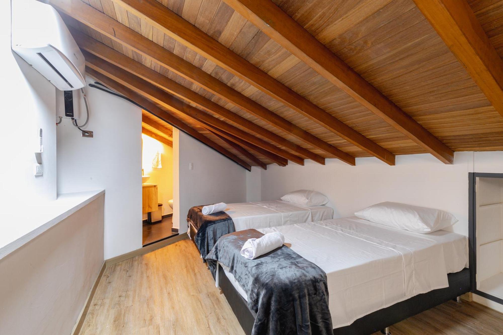 B3 4br Poblado Penthouse Wit Ac And Jacuzzi Apartamento