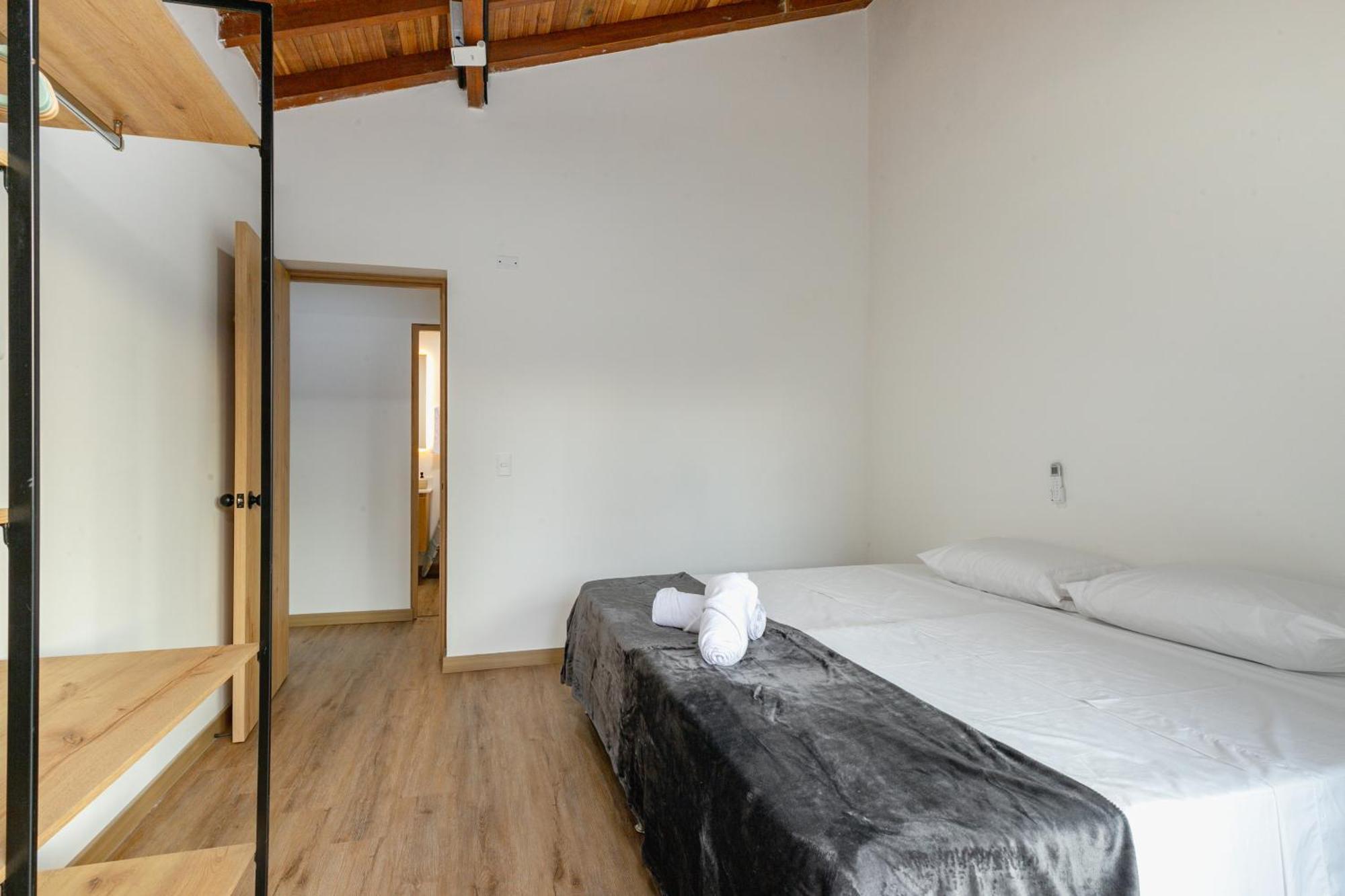 B3 4br Poblado Penthouse Wit Ac And Jacuzzi