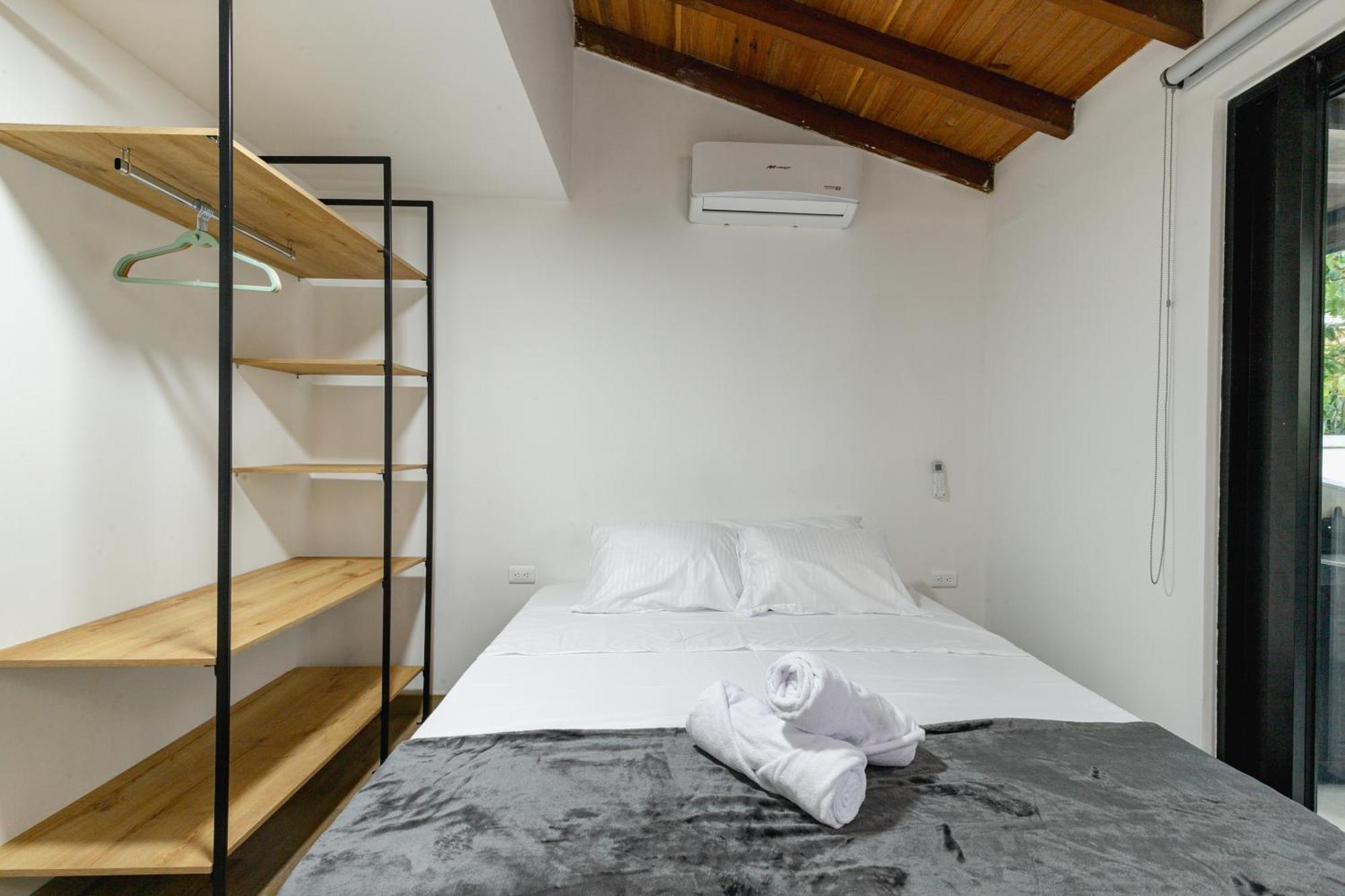 B3 4br Poblado Penthouse Wit Ac And Jacuzzi * Medellín