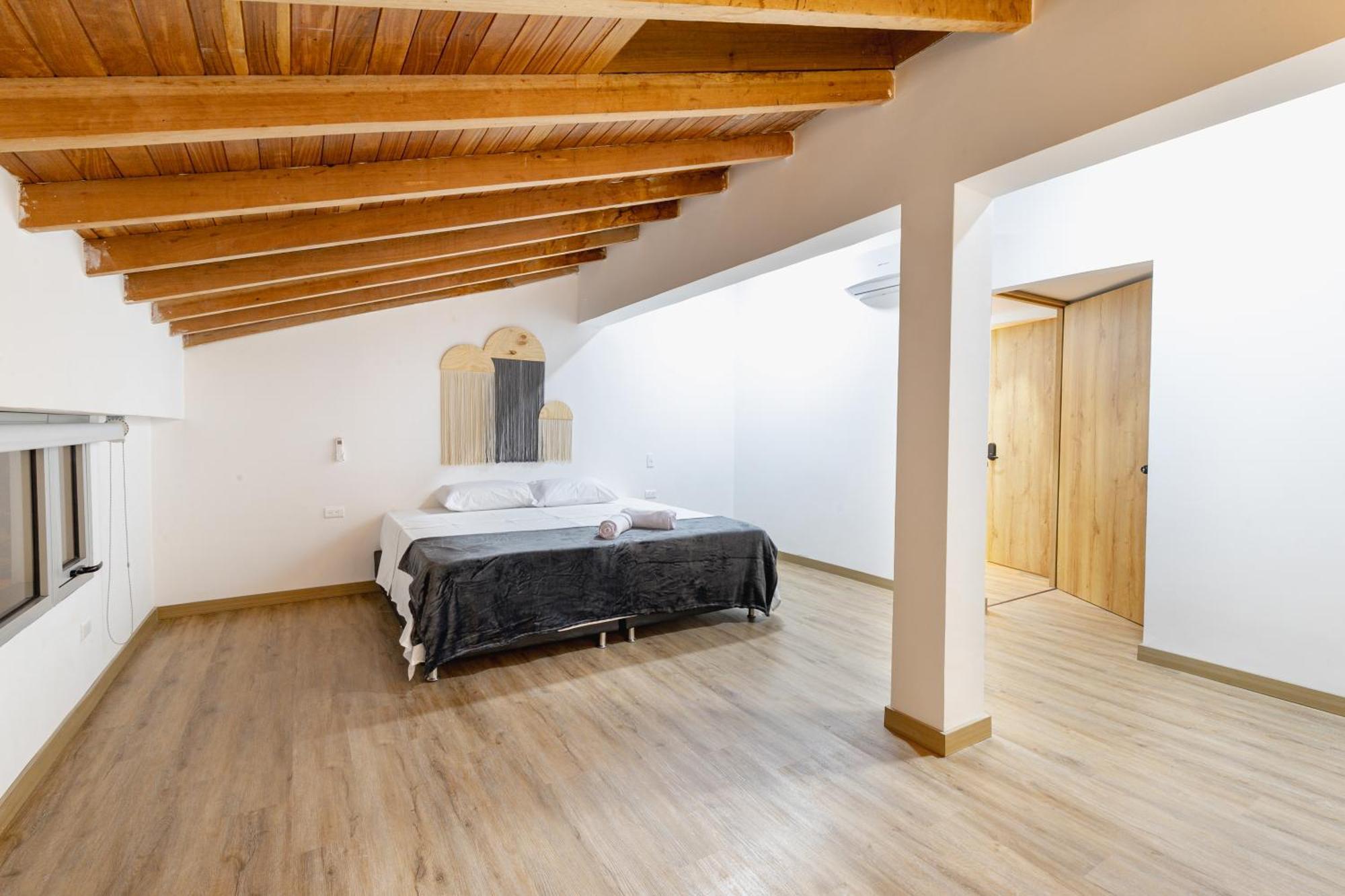 B3 4br Poblado Penthouse Wit Ac And Jacuzzi Medellín