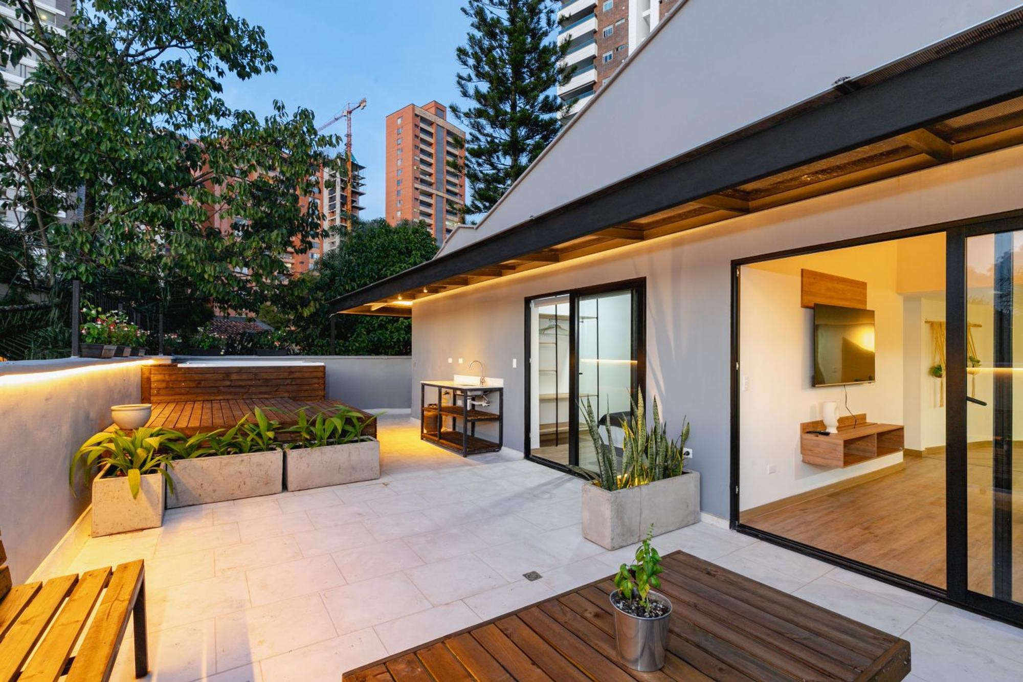 B3 4br Poblado Penthouse Wit Ac And Jacuzzi Apartamento Medellín
