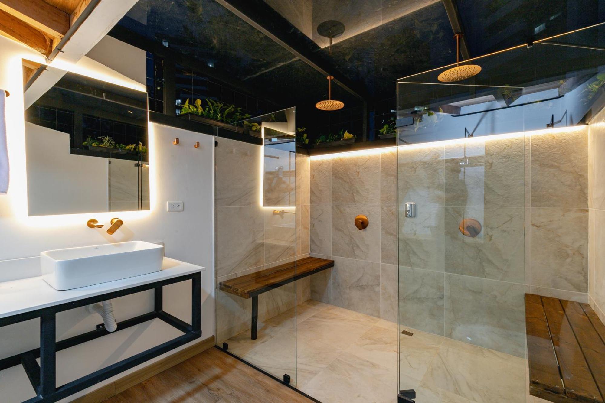 B3 4br Poblado Penthouse Wit Ac And Jacuzzi