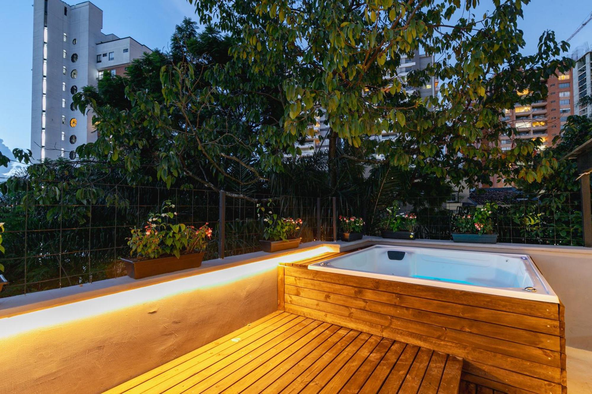 B3 4br Poblado Penthouse Wit Ac And Jacuzzi Apartamento *