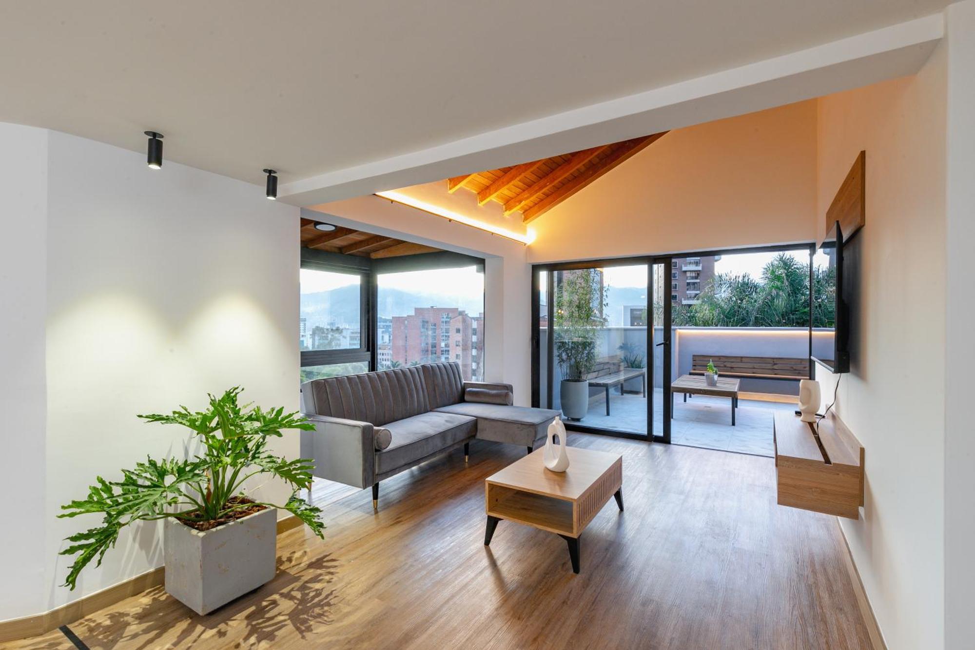 B3 4br Poblado Penthouse Wit Ac And Jacuzzi * Medellín