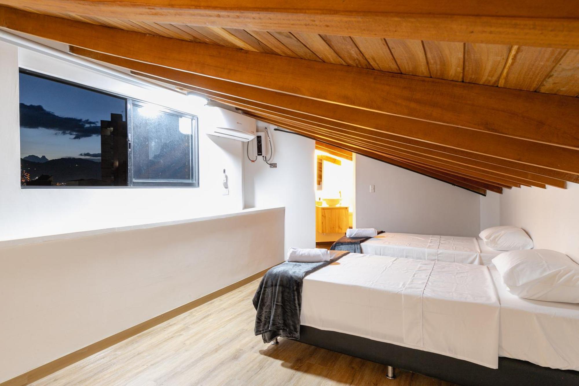 B3 4br Poblado Penthouse Wit Ac And Jacuzzi Apartamento