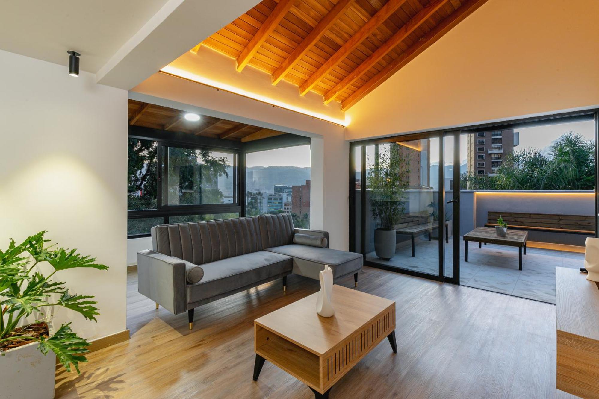 B3 4br Poblado Penthouse Wit Ac And Jacuzzi * Medellín
