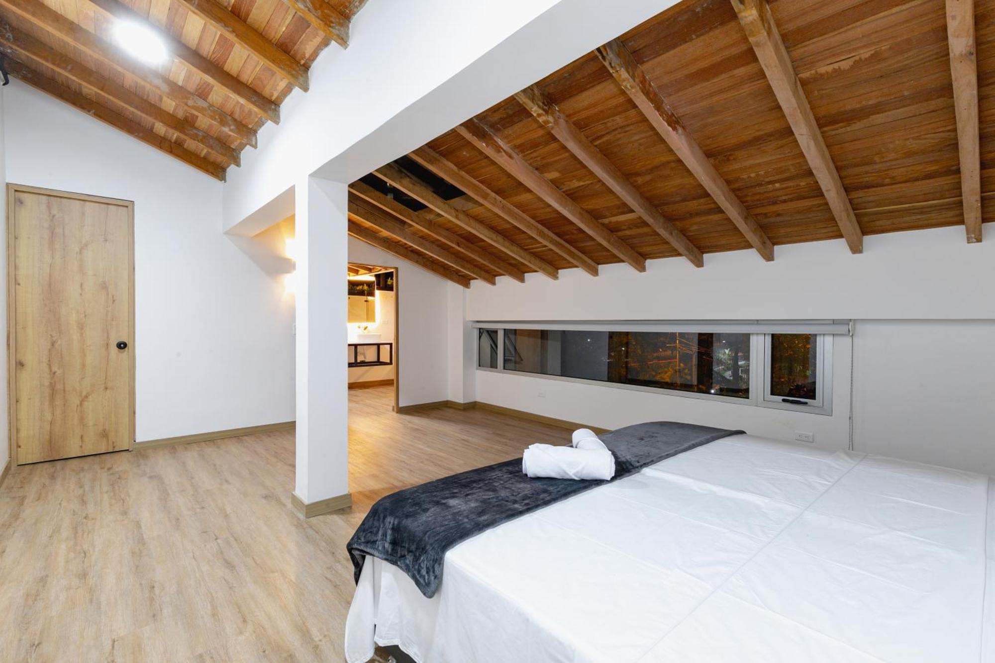 Apartamento B3 4br Poblado Penthouse Wit Ac And Jacuzzi *