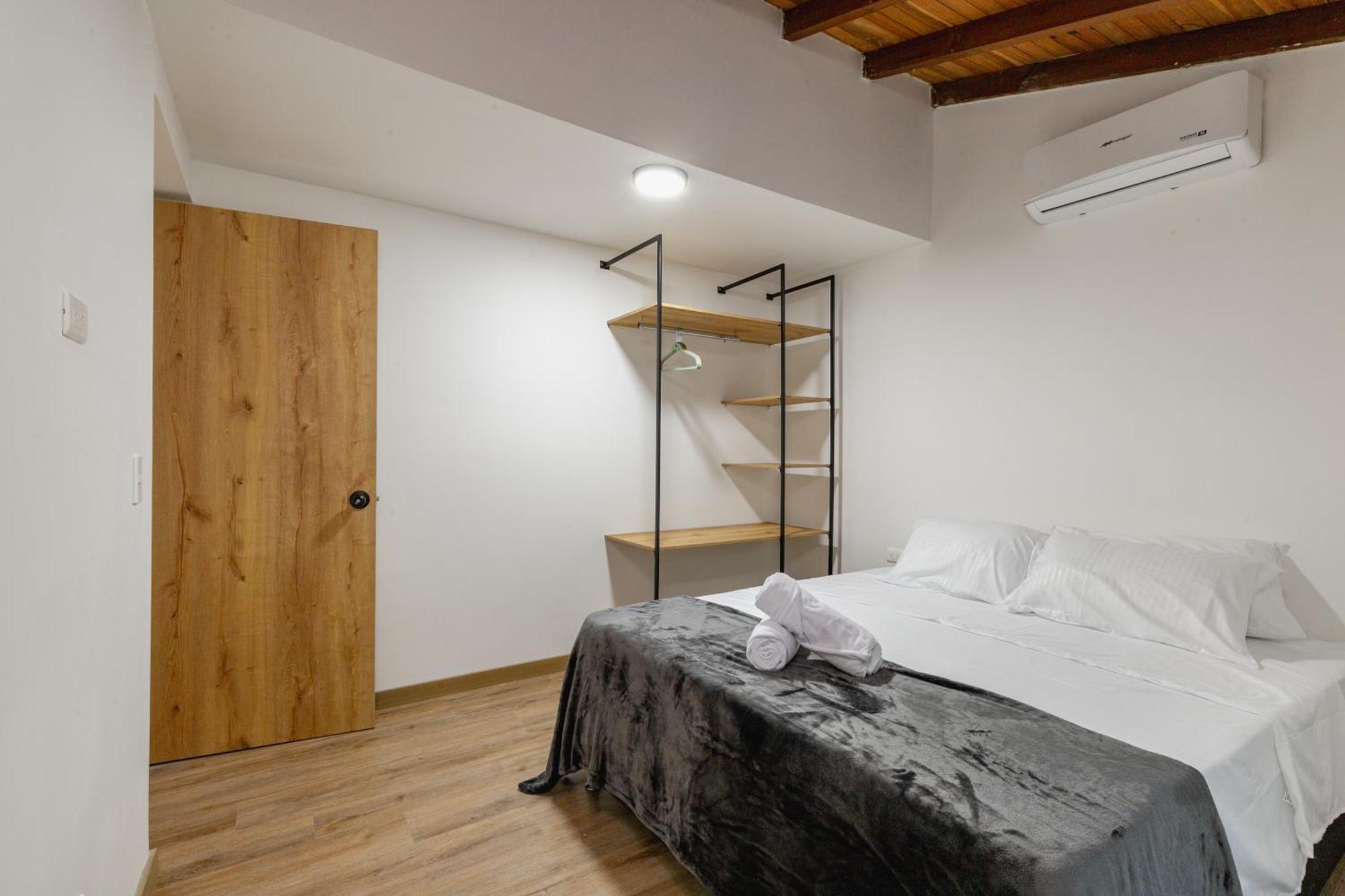 B3 4br Poblado Penthouse Wit Ac And Jacuzzi Apartamento Medellín