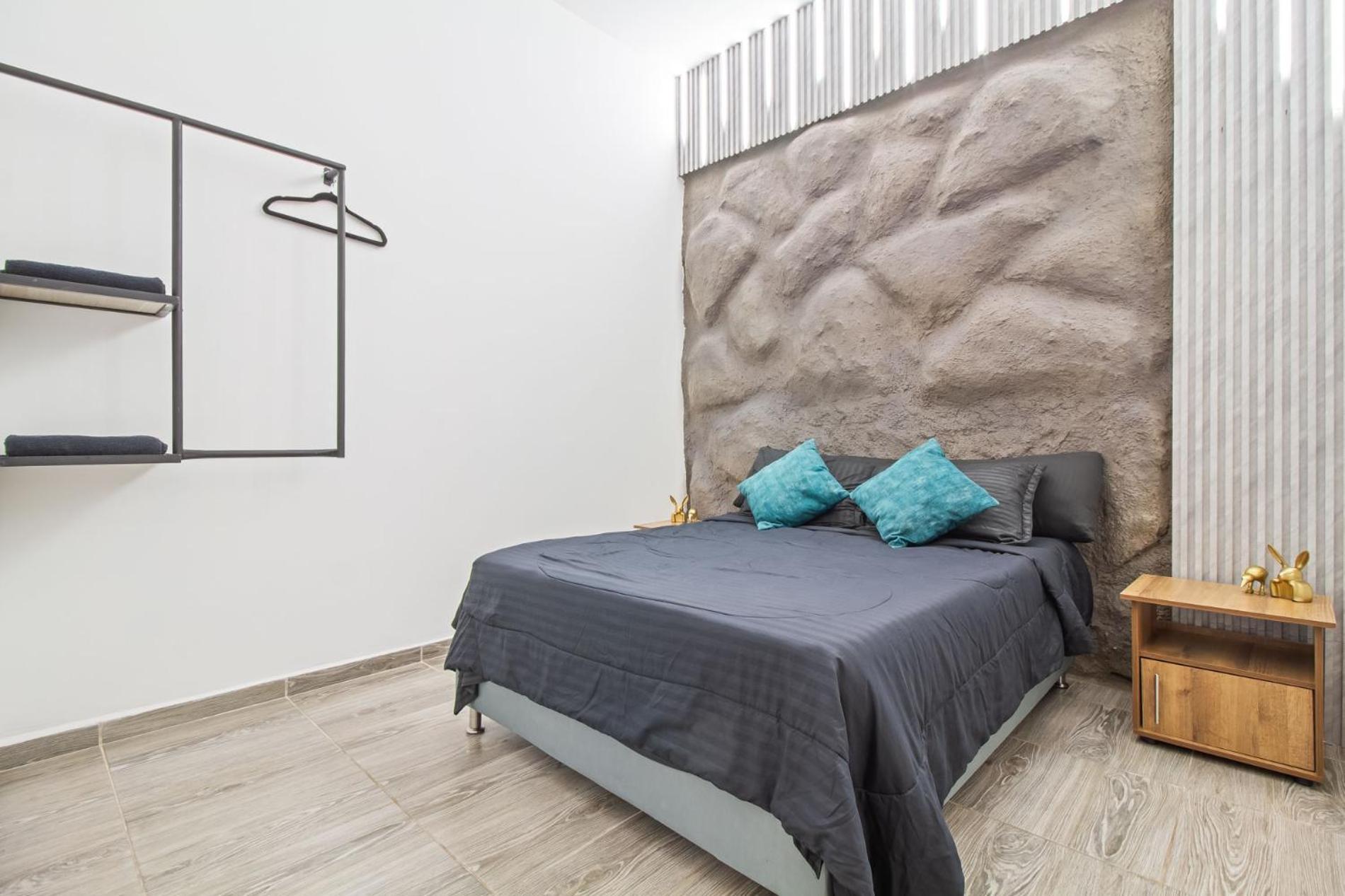 6 Bedroom With Jacuzzi 1 Block From Lleras P10