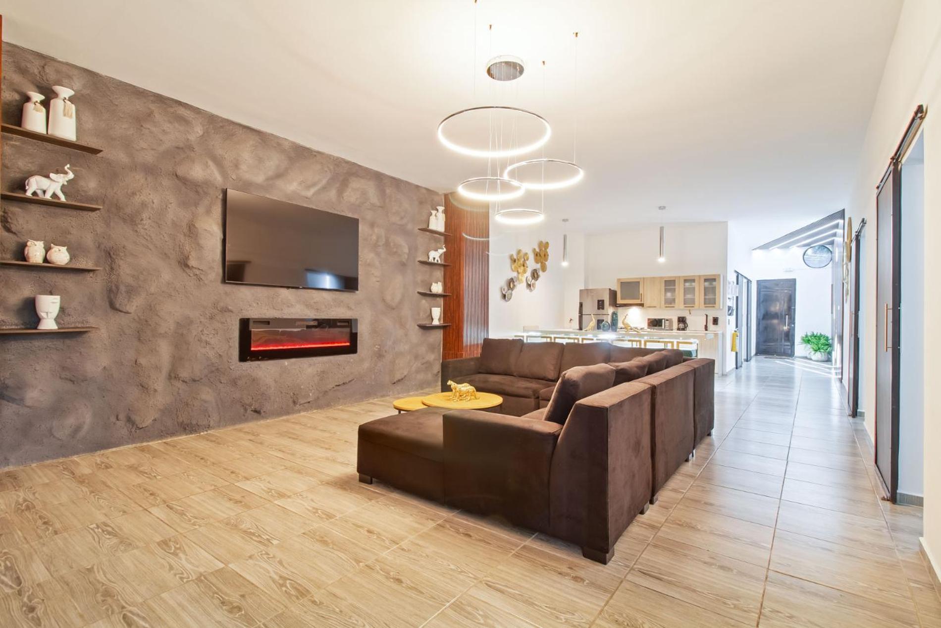 Apartamento 6 Bedroom With Jacuzzi 1 Block From Lleras P10 *