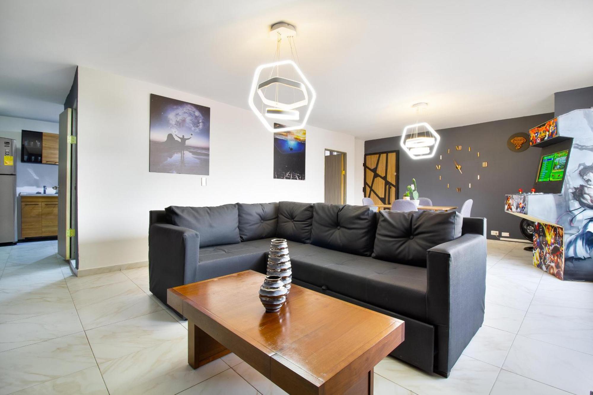 3 Bedroom Apartment, With Arcade Machine - 1 Block From Lleras Park P7 Apartamento