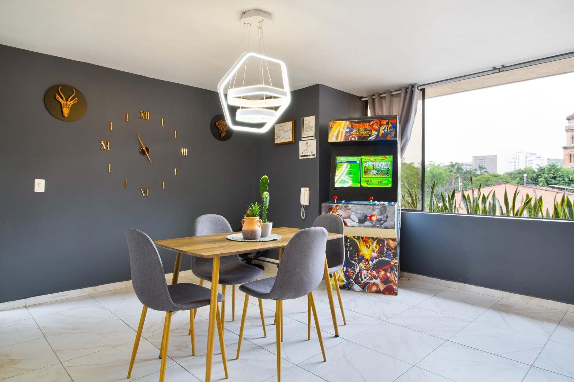 3 Bedroom Apartment, With Arcade Machine - 1 Block From Lleras Park P7 * Medellín