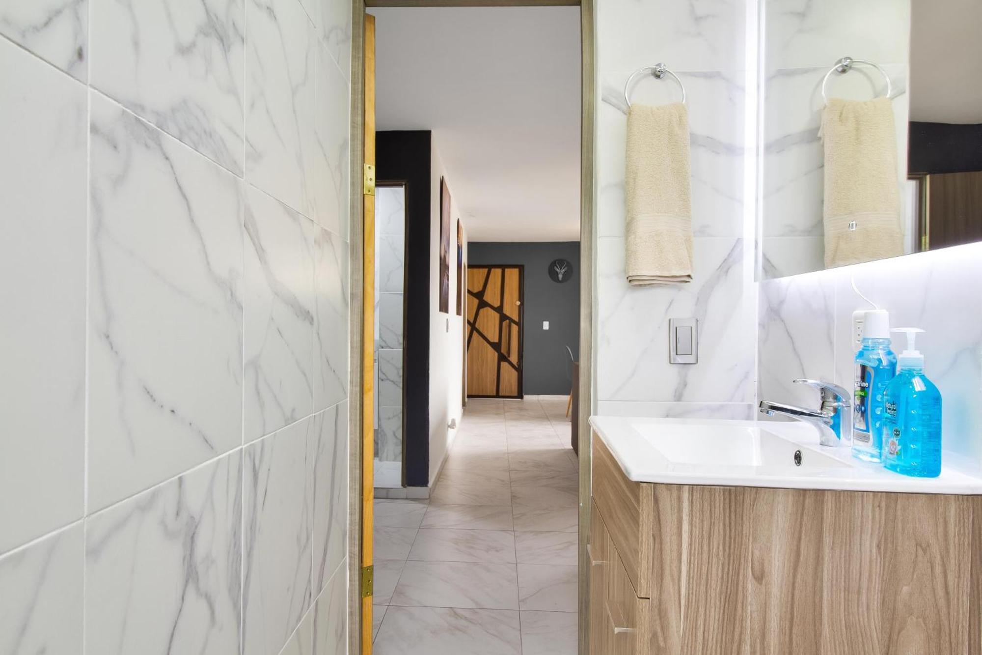 3 Bedroom Apartment, With Arcade Machine - 1 Block From Lleras Park P7