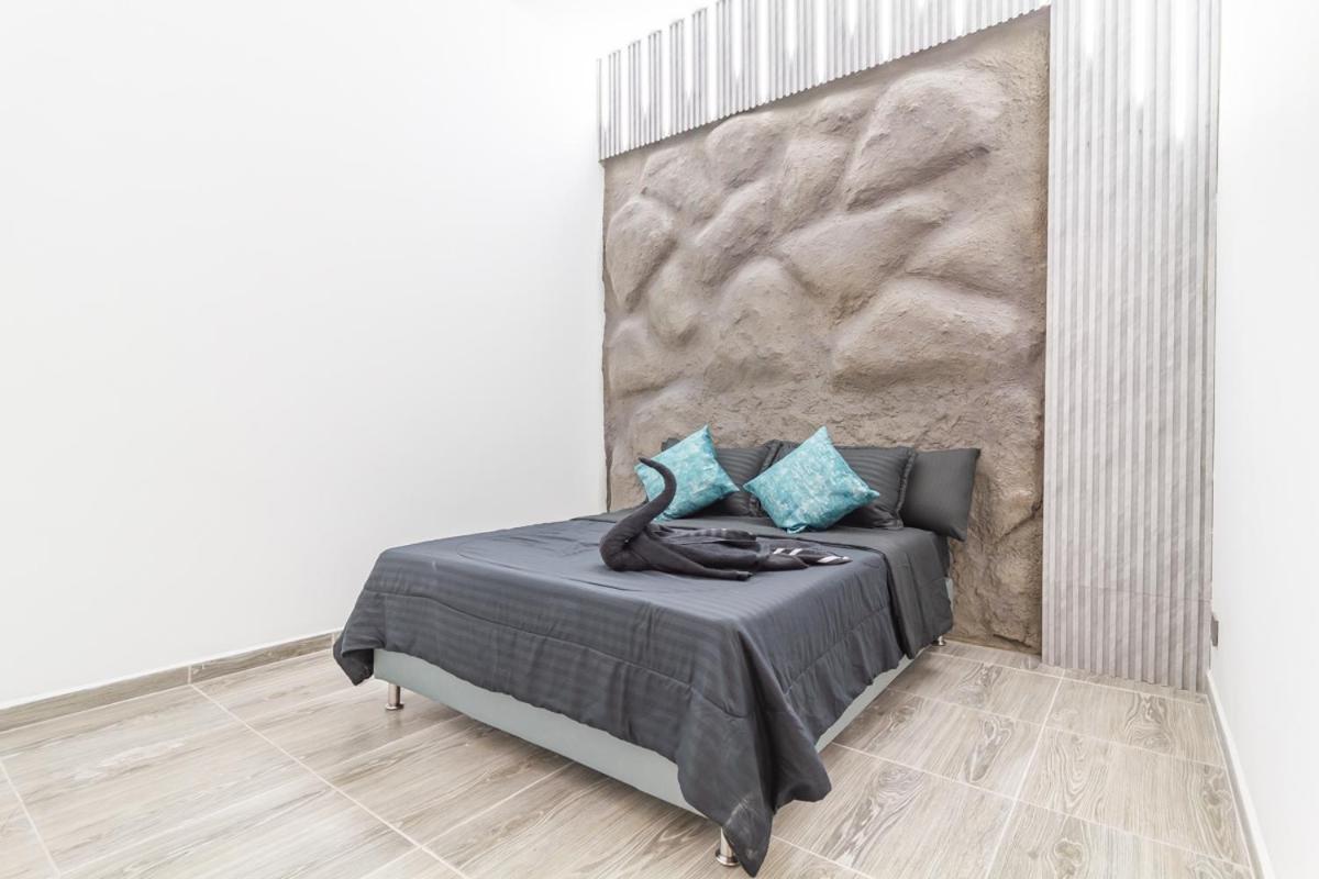 6 Bedroom With Jacuzzi 1 Block From Lleras P10 *