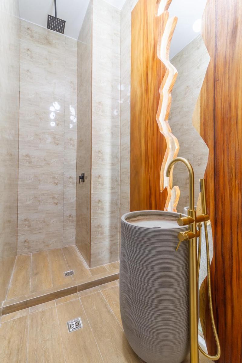 6 Bedroom With Jacuzzi 1 Block From Lleras P10