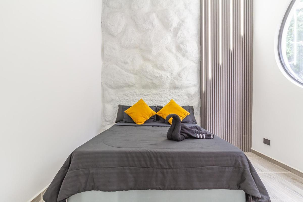 6 Bedroom With Jacuzzi 1 Block From Lleras P10