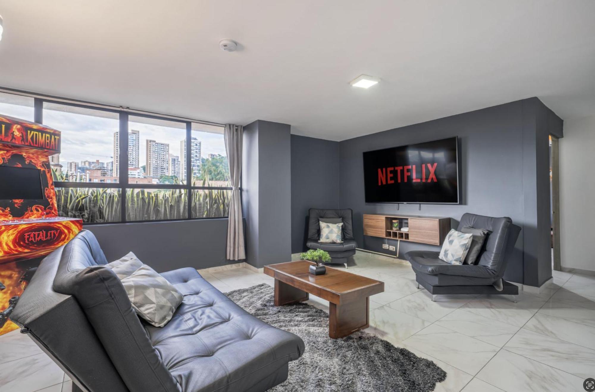 3 Bedroom Apartment, With Arcade Machine - 1 Block From Lleras Park P7 * Medellín