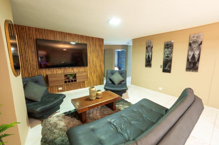 3 Bedroom Apartment, With Arcade Machine - 1 Block From Lleras Park P7 * Medellín