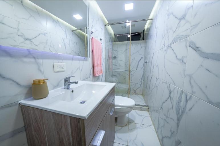3 Bedroom Apartment, With Arcade Machine - 1 Block From Lleras Park P7 Apartamento Medellín