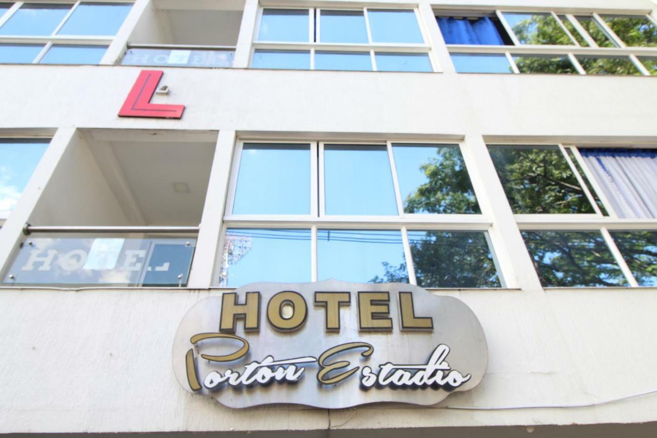 Portón Estadio Hotel