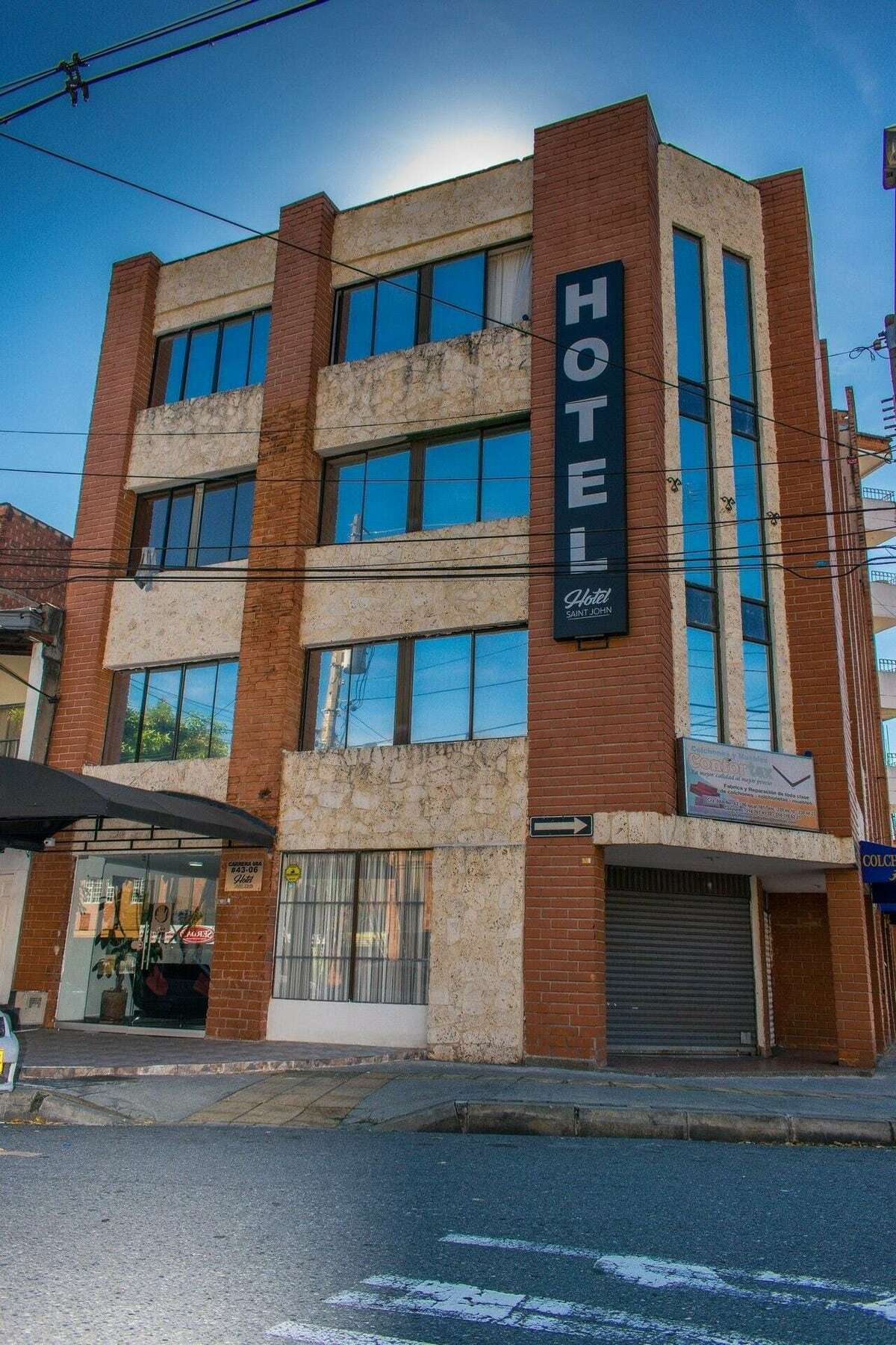 Saint John Hotel 3*