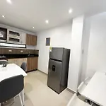 El Poblado 4 Bedrooms 2 Bathrooms With Terrace