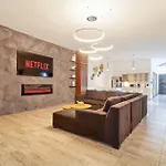 6 Bedroom With Jacuzzi 1 Block From Lleras P10