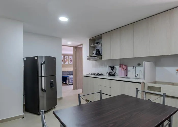 Apartamento En Laureles Con Piscina, Parqueadero 302